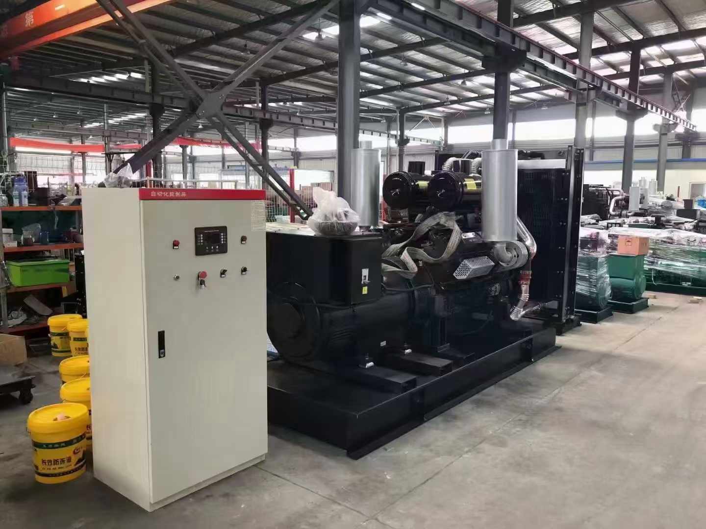 天山柴油发电机运行时的噪音和振动水平如何？